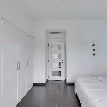 Seaside Retreat With Pool, Ac, And Fast Wi-fi Apartamento