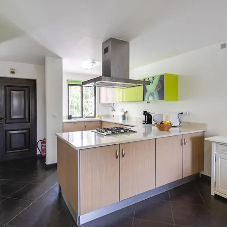 Seaside Retreat With Pool, Ac, And Fast Wi-fi Apartamento