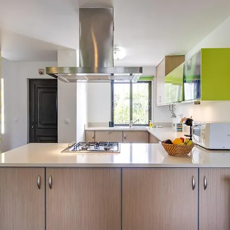 Seaside Retreat With Pool, Ac, And Fast Wi-fi Appartement