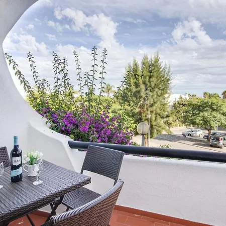 Apartamento Seaside Retreat With Pool, Ac, And Fast Wi-fi