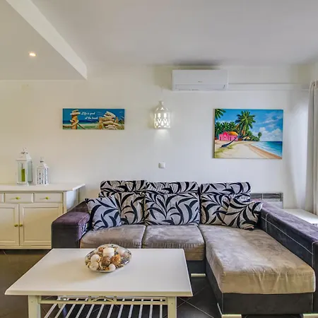 Seaside Retreat With Pool, Ac, And Fast Wi-fi Lejlighed