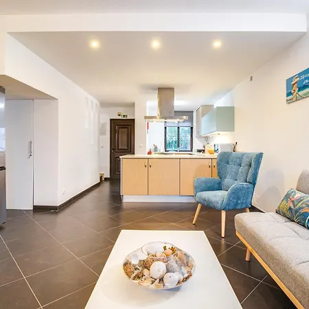 شقة Seaside Retreat With Pool, Ac, And Fast Wi-fi