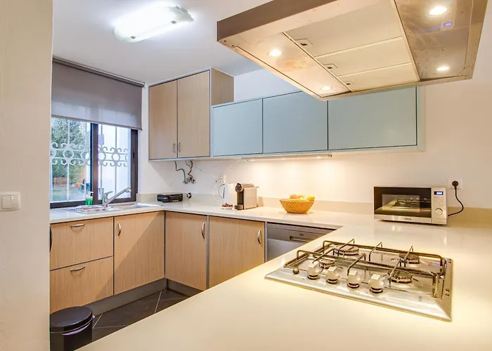 شقة Seaside Retreat With Pool, Ac, And Fast Wi-fi