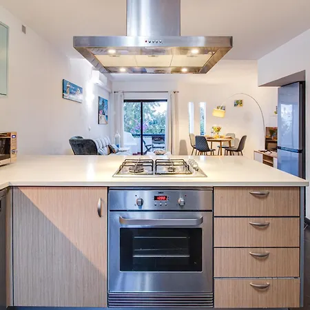 Lägenhet Seaside Retreat With Pool, Ac, And Fast Wi-fi *